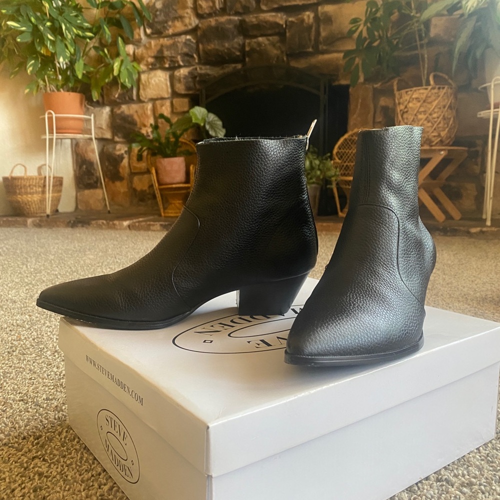 Steve Madden Cafe Boots 7.5M Pebbled Leather Pointed Western Booties in box!!!